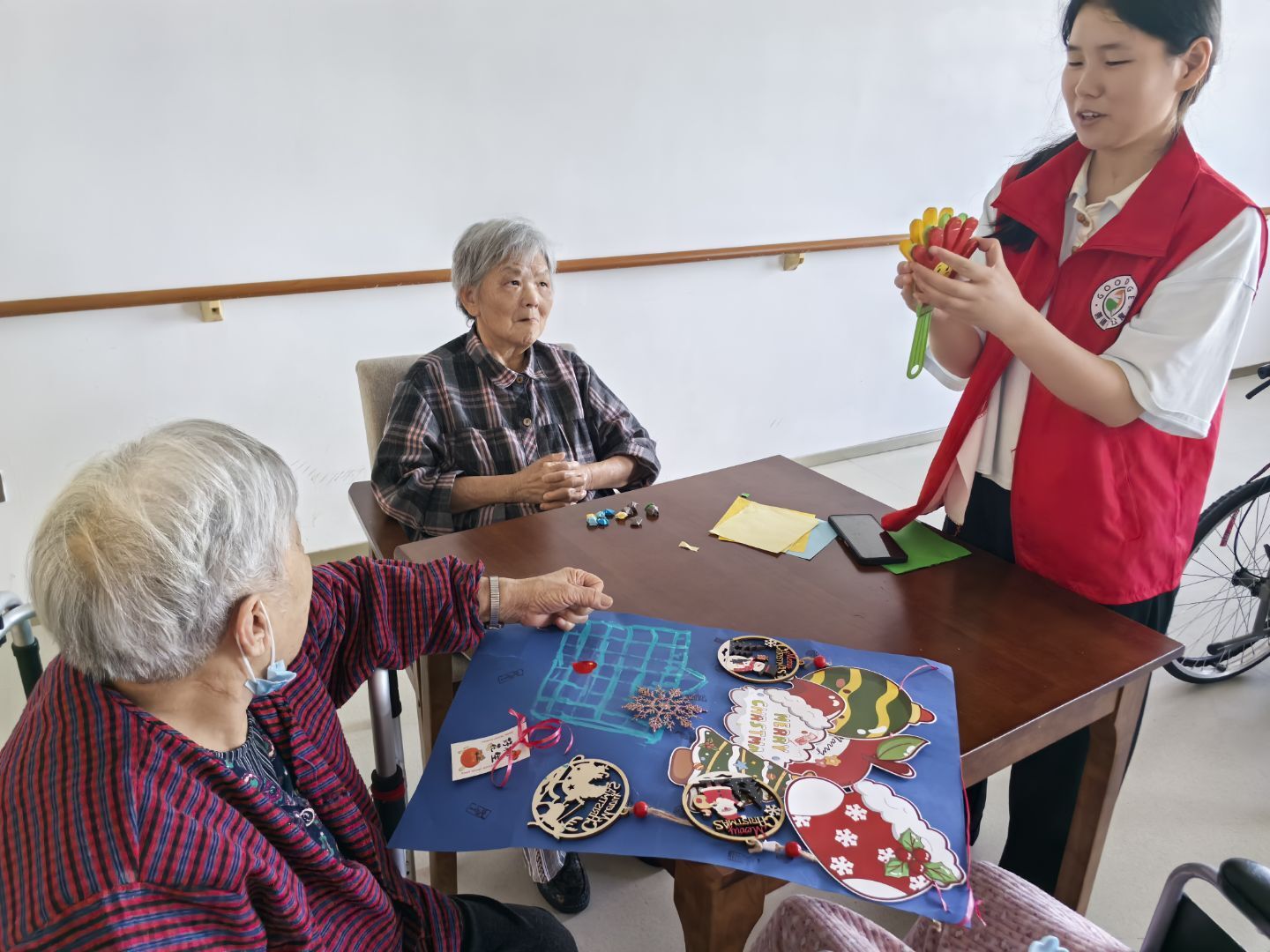 善德公寓里的青春匠心：安徽工业大学志愿者的多维度助老实践