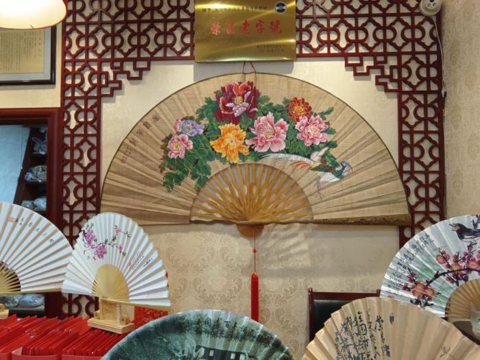 重庆人文科技学院荣昌四珍非遗探研：走进荣昌折扇厂，探寻非遗传承之路