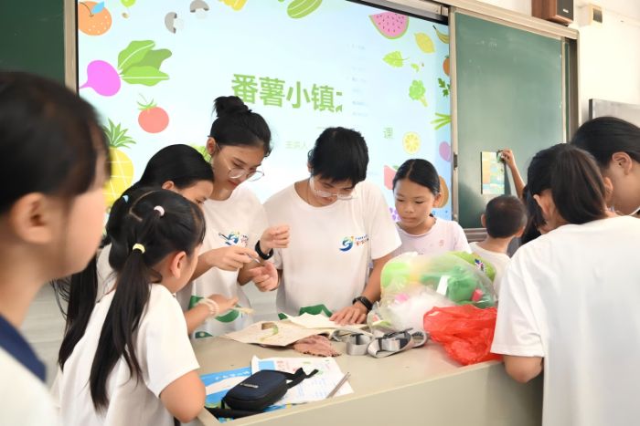 薯香漫堂识自然，心语润心育童真 ——两队携手为孩童绘就别样课堂