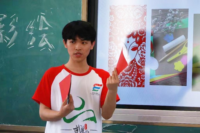 吉首大学三下乡：“文传青年”社会实践团开展“剪影绘生活”手工课
