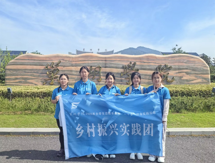 巢院学子三下乡：以画笔为媒，绘就乡村振兴新画卷