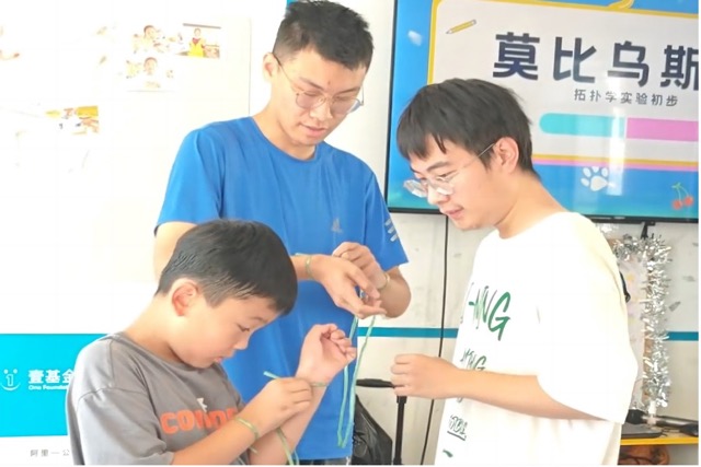 山东大学“海韵扬帆”支教队在威海荣成开设科学体验课程