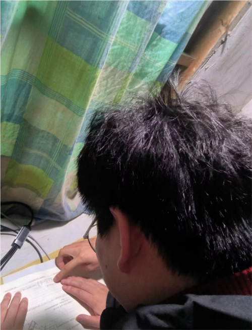 大学生下乡助力教育 共建美好未来——大学生帮助初中生辅导作业新闻稿