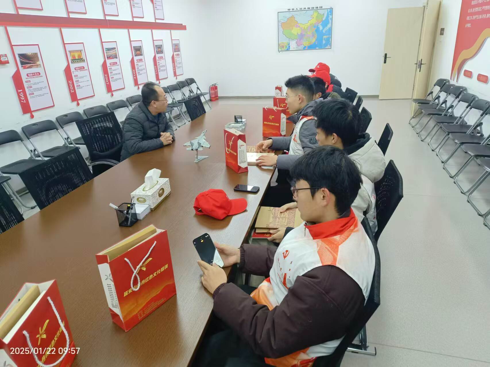 图4:白洋院长与寻访团成员深切交谈