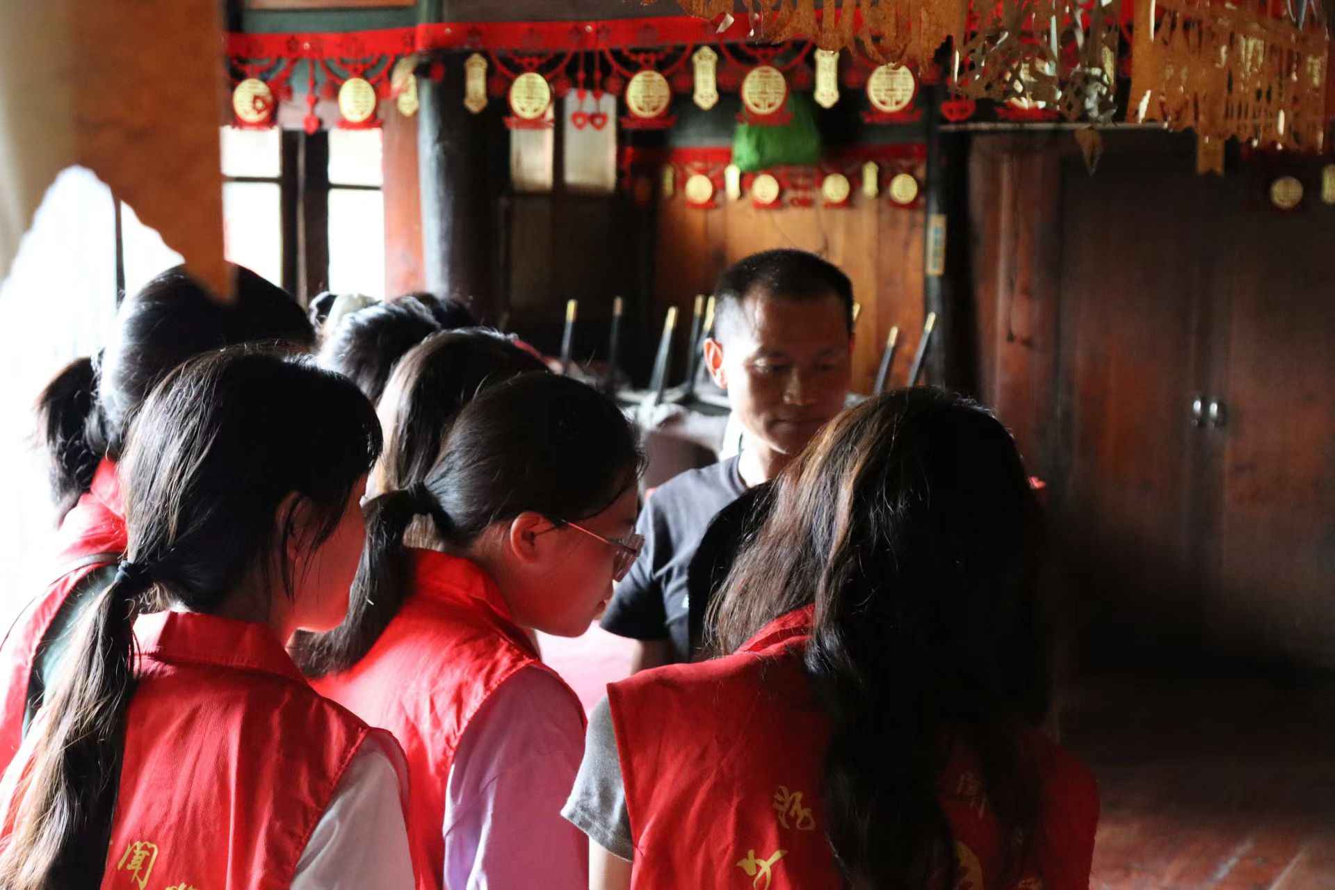 绺巾舞铿锵，古韵绕苗疆