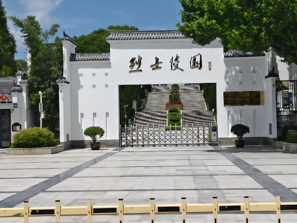 青春足迹踏红土，红色基因起新篇