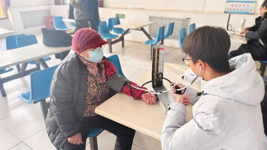 聊城大学医学院2024级4班举办敬老院量血压活动