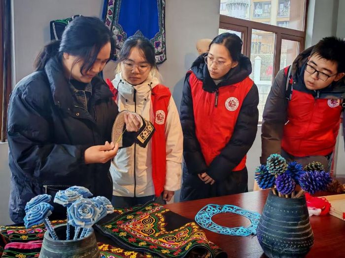 “助力黔行”志愿服务队“非遗”乌蒙彝绣调研者 杨成希