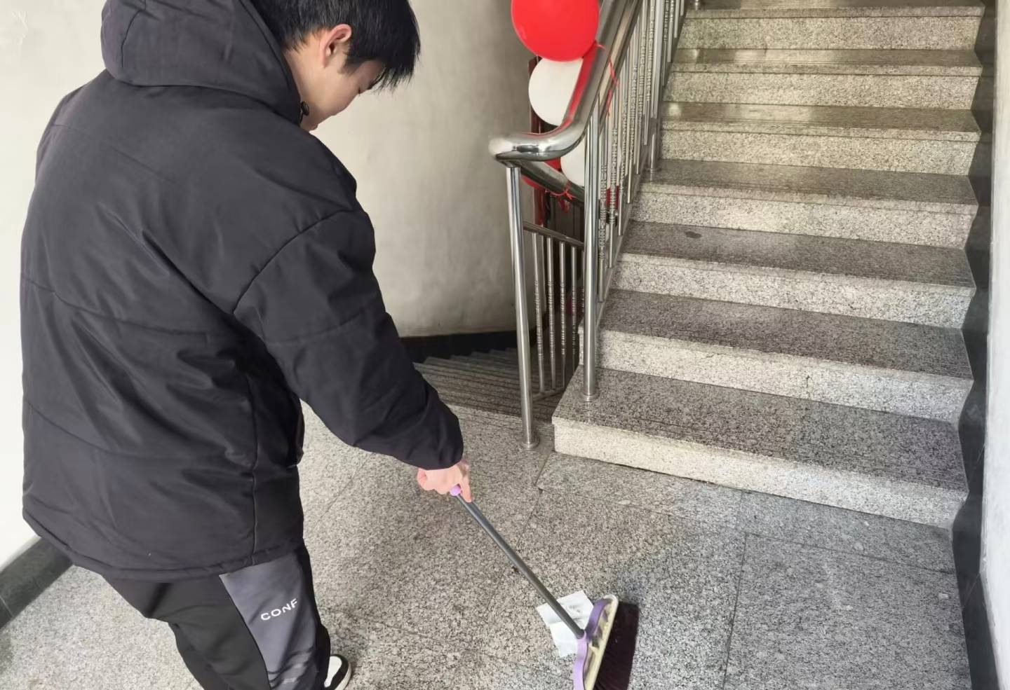 志愿清扫净尘垢，社区环境焕新颜