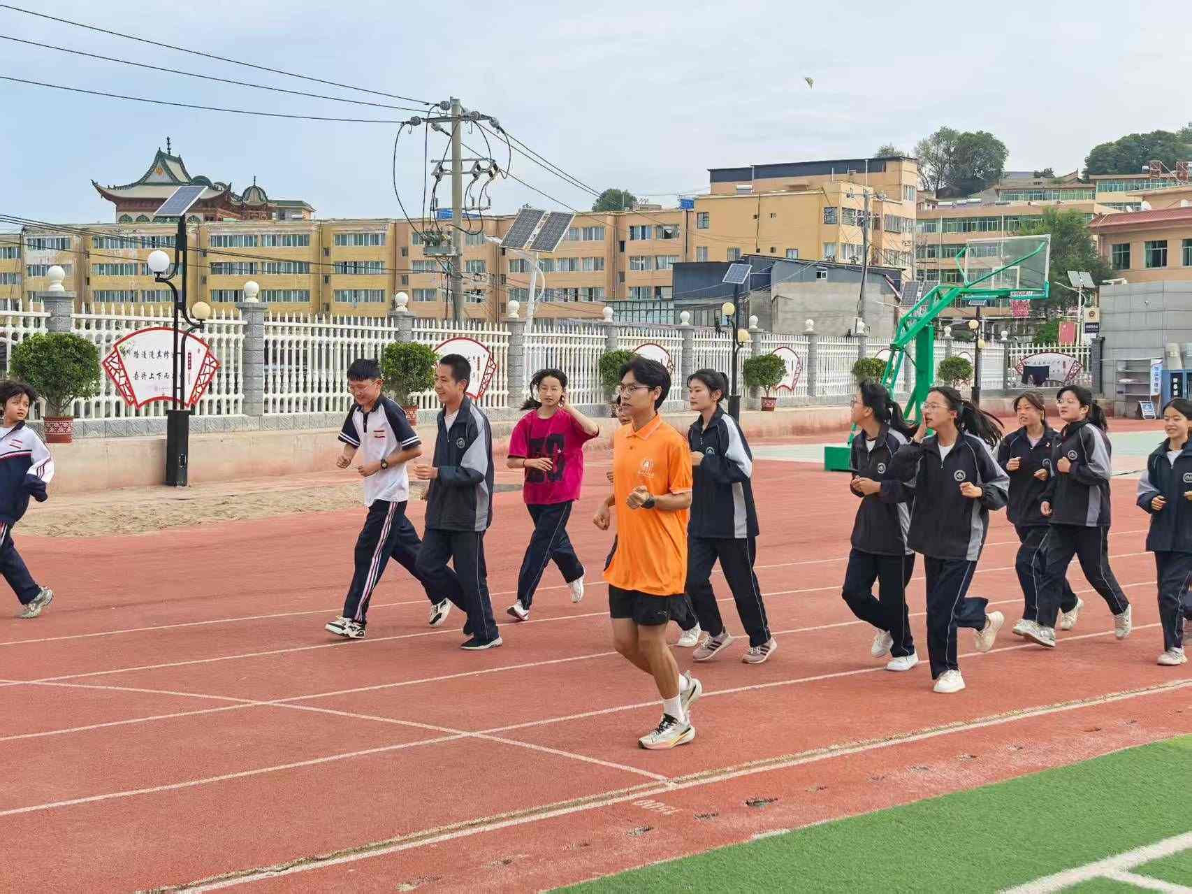 游戏欢笑与暖心陪伴 兰理工材料学院“心光拾彩”实践队温暖东乡孩子夏日时光