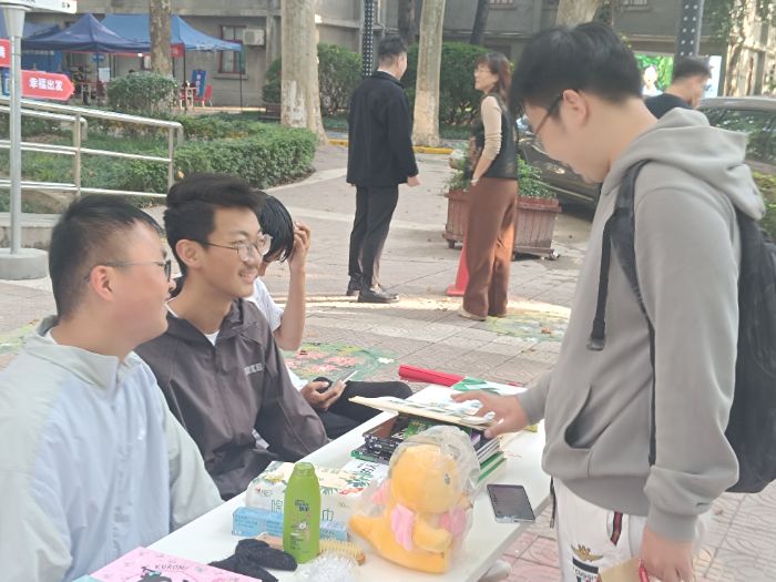 “义举汇流彰大爱，赤心馈暖映丹忱”——西安交通大学软件2502团支部成功举办校园爱心义卖活动