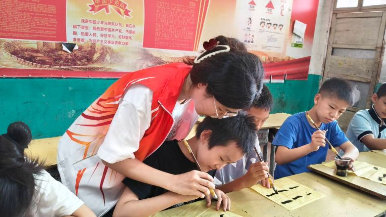 满天星支教记：华小夏日里的清凉与欢歌