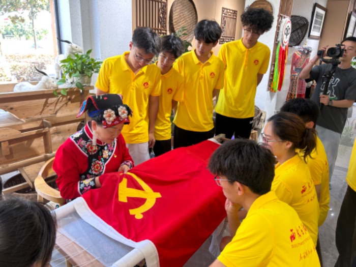 以针为笔绘羌韵，跟着二十大代表陈云珍共赴非遗传承之约