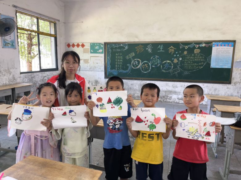 满天星实践队队员情系阳新乡村，支教第二天精彩纷呈