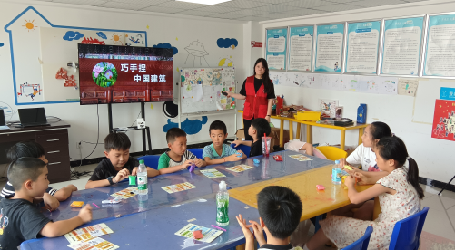 安财学子赴沈圩社区，助力七彩假期绘童梦