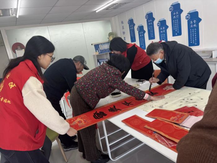 青春“联”动社区 墨香传递年味