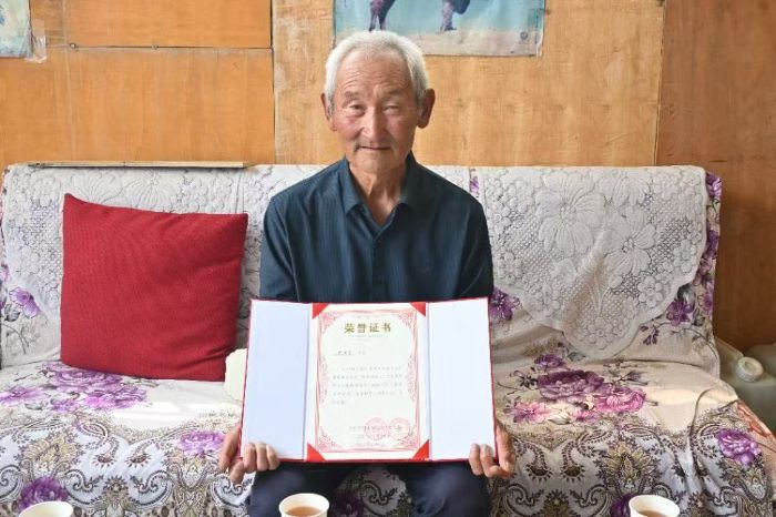 实践进行时：对话“优秀共产党员”特布登·感悟“两路”精神促成长
