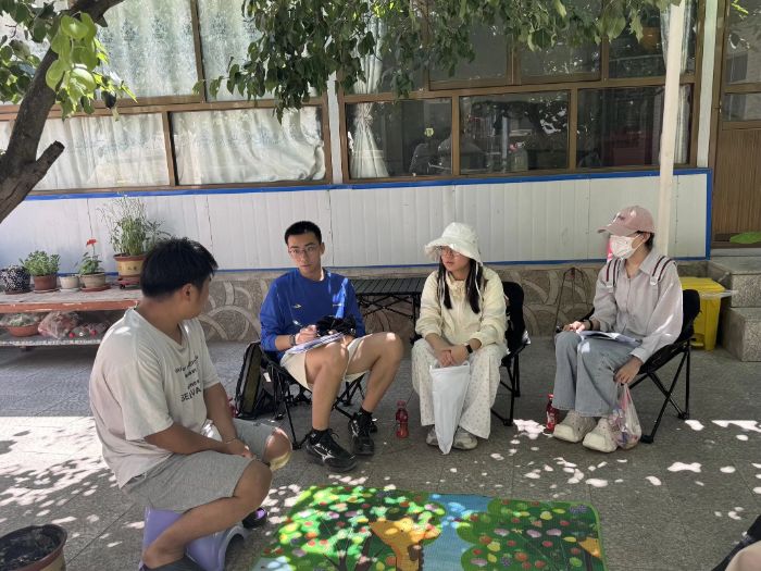 7月17日，长安大学赴青海同仁“族韵共融·热贡新声”暑期社会实践队在驻地召开工作交流会，系统总结前期在热贡地区开展传统村落保护与发展调研的阶段性成果，并就下一阶段工作进行深入研讨与部署。实践队全体成员