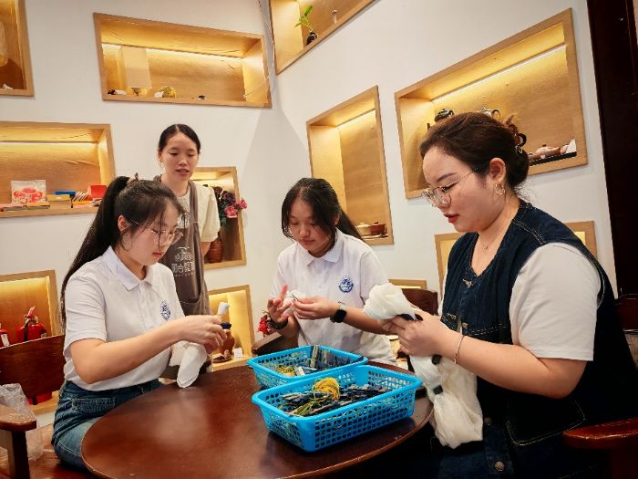 邂逅加合夏布：在指尖轻舞中传承非遗雅韵