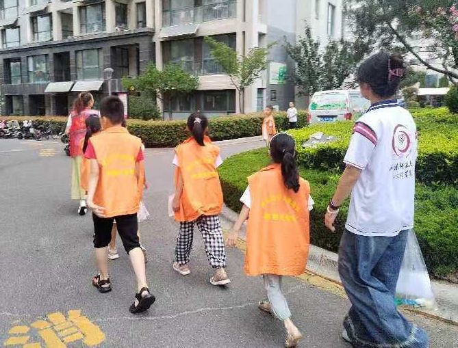 “心苑学堂”青少年心理关护志愿服务团成功开展“爱心敲门进行时：关爱独