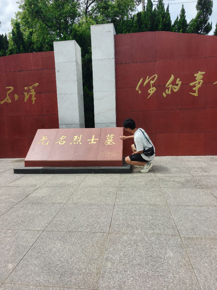 “点亮八皖” 志愿团队走进霍邱县烈士陵园