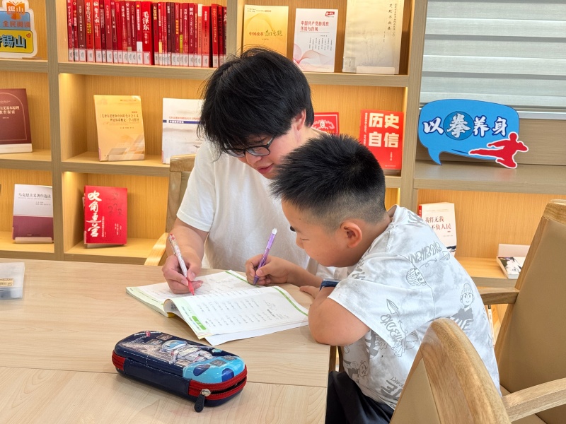 青少年与志愿者携手共赴书香夏日之约