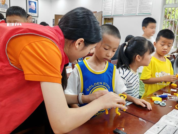 【三下乡】科普点亮童心：太阳能机械狗开启双龙村科学之旅