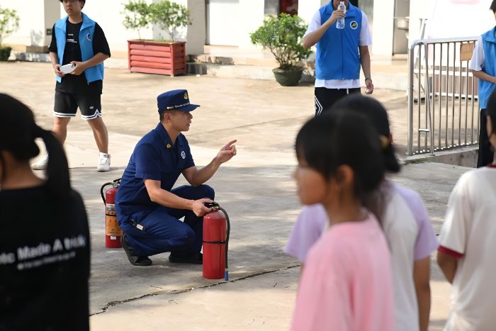 筑牢夏季“防火墙”，扣紧消防安全帽 ——多措并举提升学生火灾防范能力
