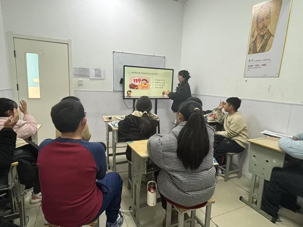 南通大学杏林学院微光“童”行社会实践小分队组织开展“携手筑安全，童心绘未来”实践活动