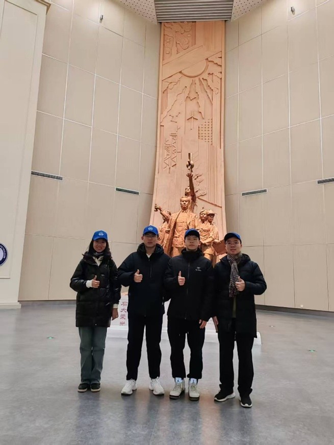 队员们参观石油大学校史馆