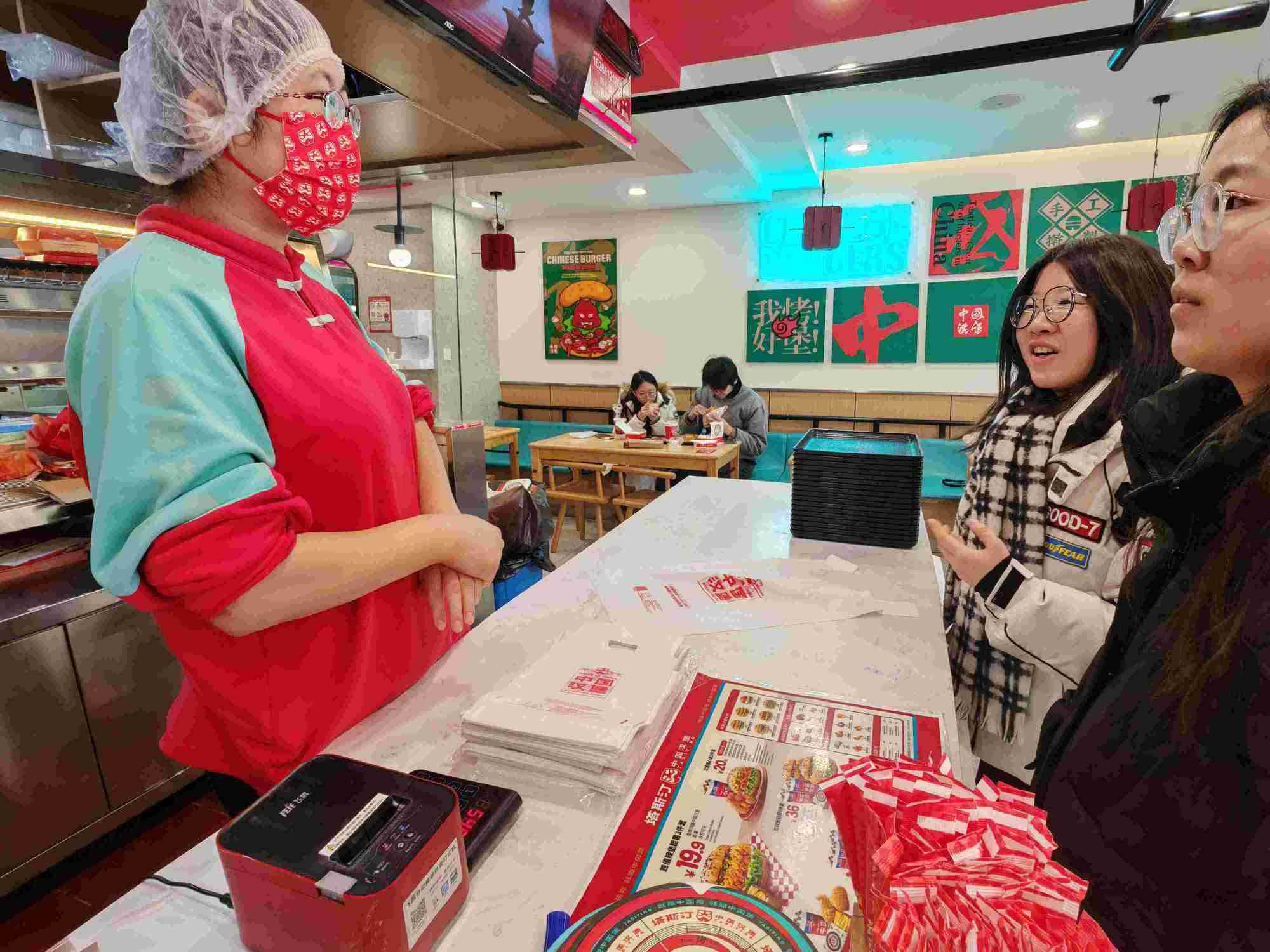 海洋学院“清塑餐研”先锋队成员赴威海开展可降解餐具调研