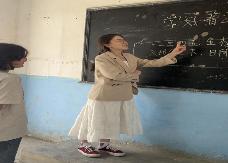 且末县第十一小学爱心行动：普通话普及与环境美化同行，共促儿童全面发展