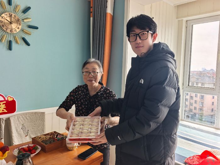小年暖冬行 饺子传温情