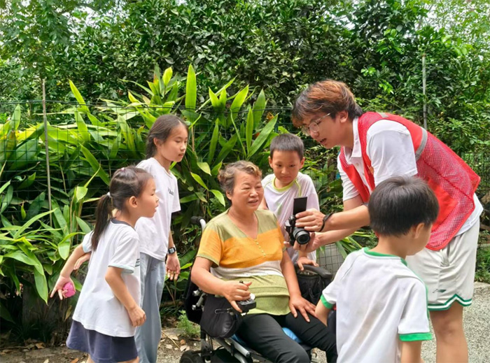 万楼街道的温情帧：祖孙合照里，藏着岁月带不走的爱