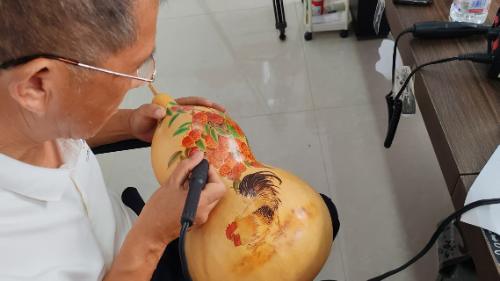 青春脚步踏玉皇，非遗烙画韵悠长