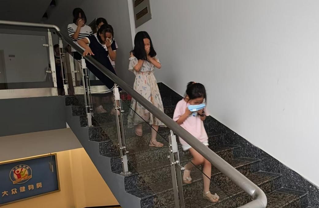 山东师范大学心理学院实践队于石臼街道海景社区小草学堂举办消防演练科