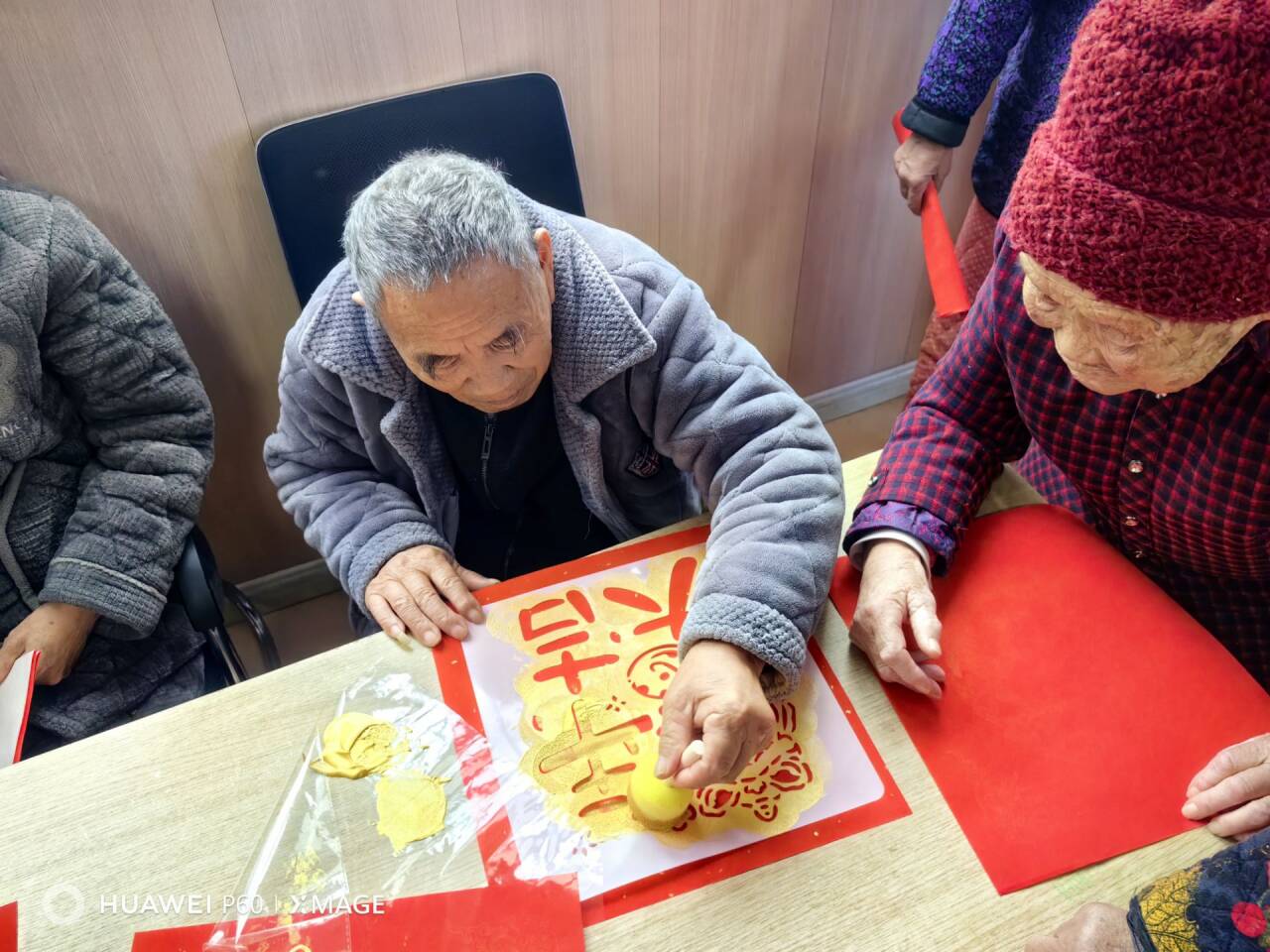 寒假归乡 大学生为养老院送“福”暖人心