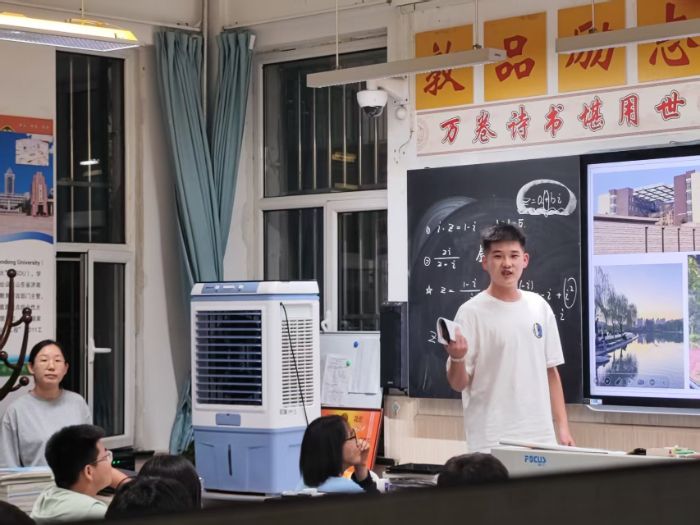 架起成长桥梁 河南工业大学学子回准格尔旗一中分享求学路