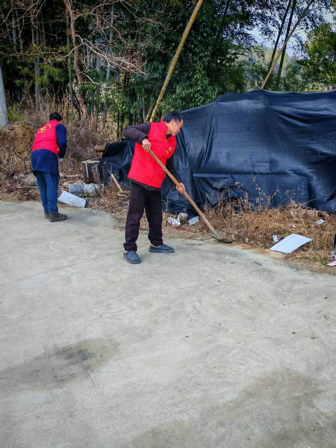 乡路清障，青春同行：返乡大学生为乡村筑牢安全防线