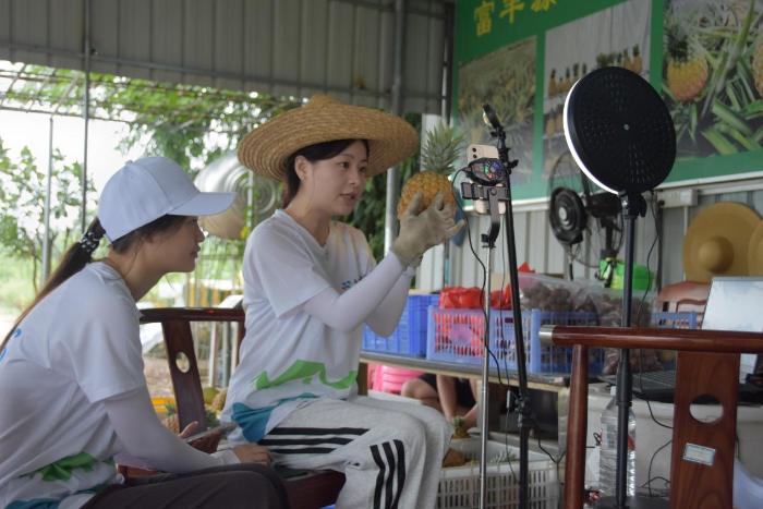 广东科技学院惠丰云链突击队首场助农直播点赞破10w