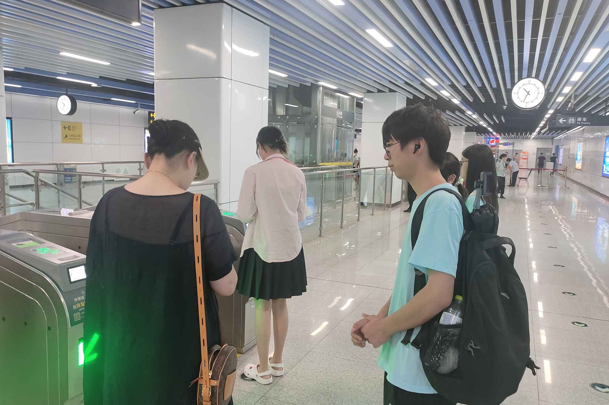 青岛科技大学赴青岛市“巡礼蓝海情，筑梦文明行”文明旅游实践团：文明足迹绘地铁，旅游实践颂新风