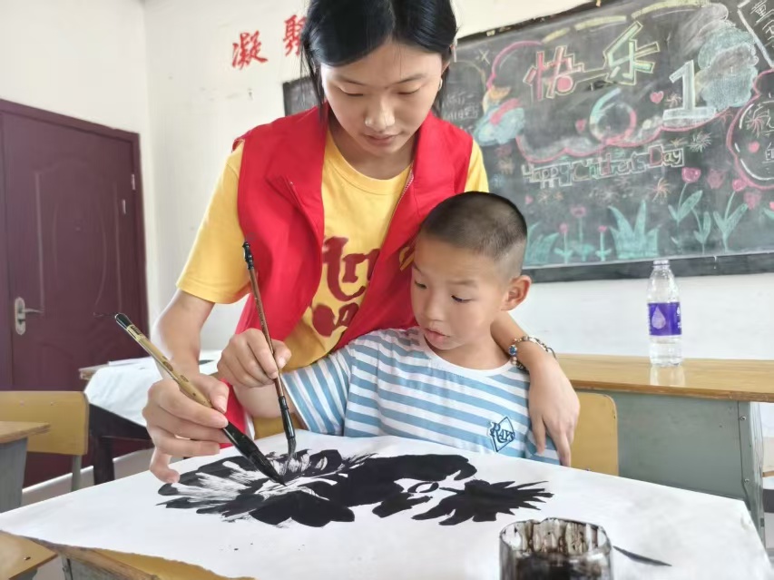 以爱之名，为留守儿童种下红色与艺术的种子