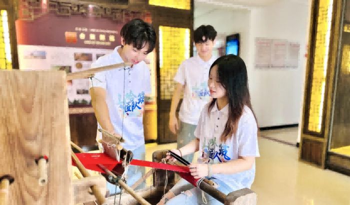 夏日实践进行时！福理工学子扎根小沧畲族乡，把畲乡故事讲给青年听