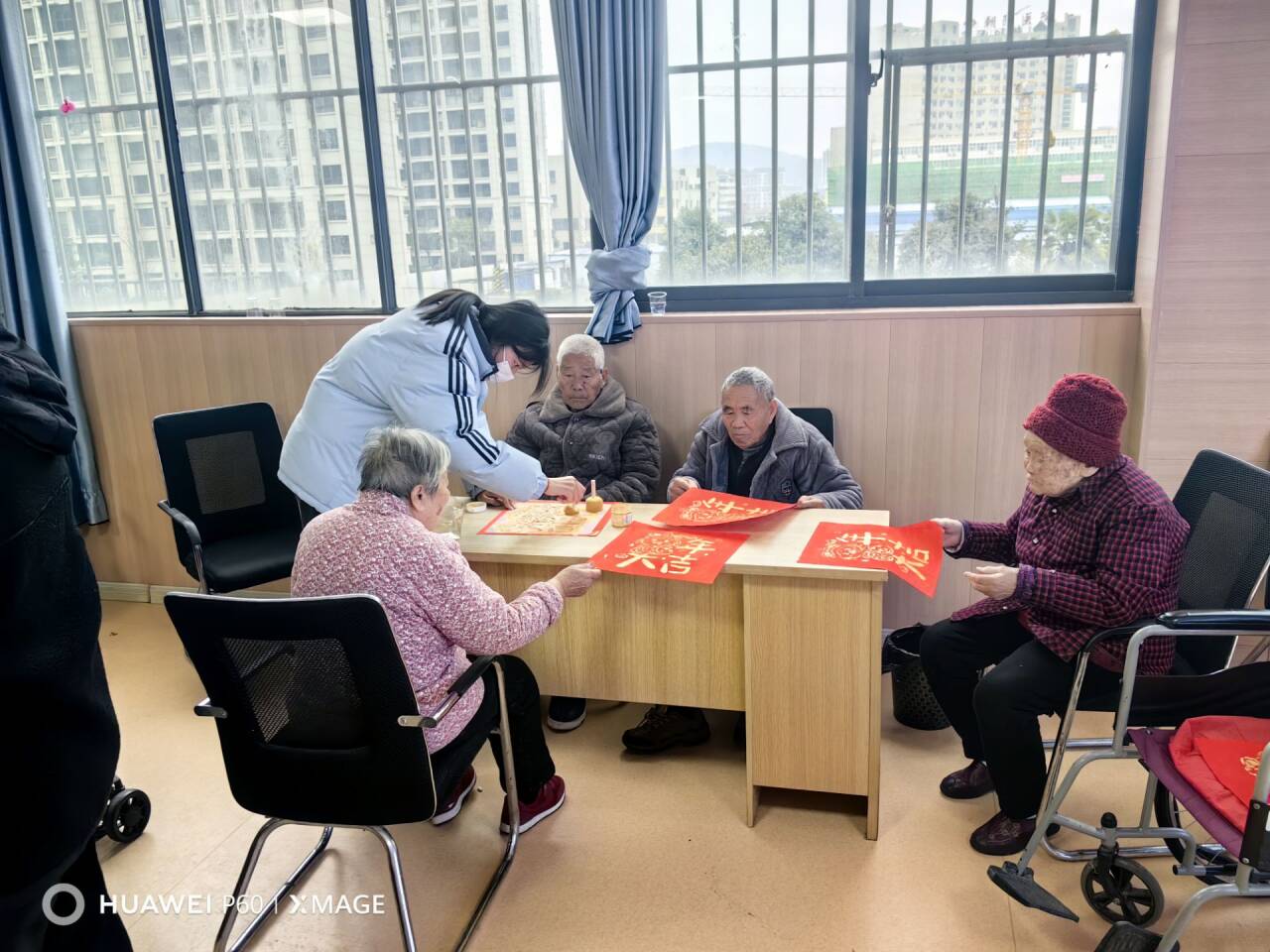 寒假归乡大学生在养老院挥毫泼墨 传递新春福气