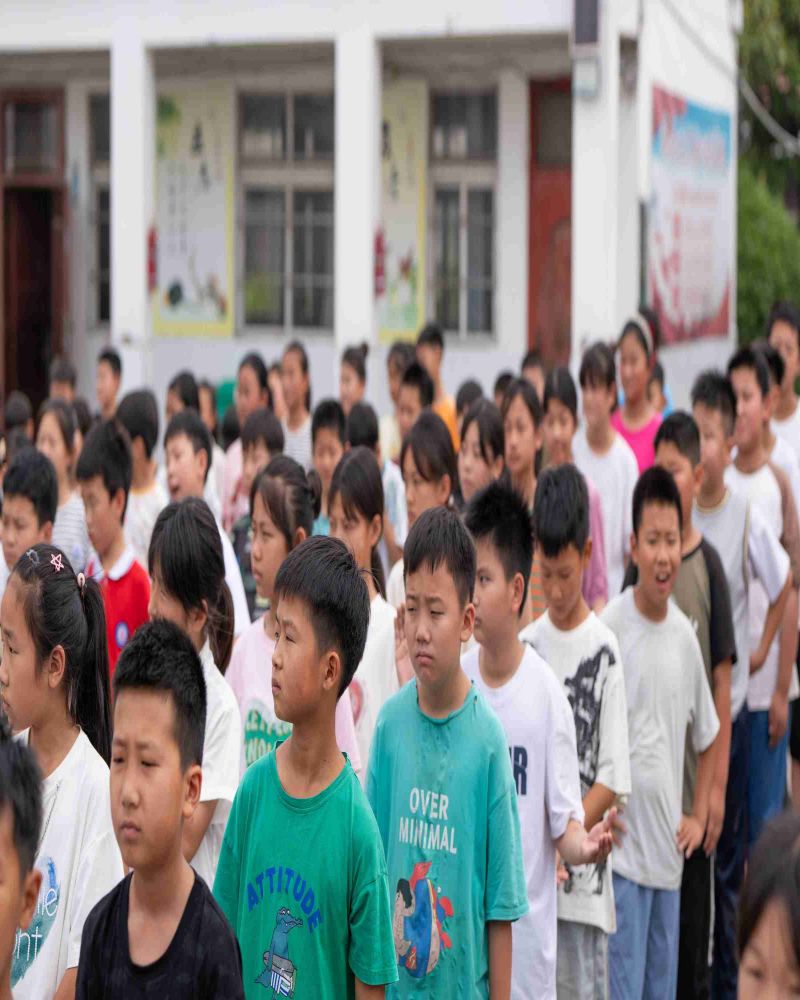 "追光”支教团：河海学子三下乡，圣尧小学举行升旗仪式并奏唱国歌
