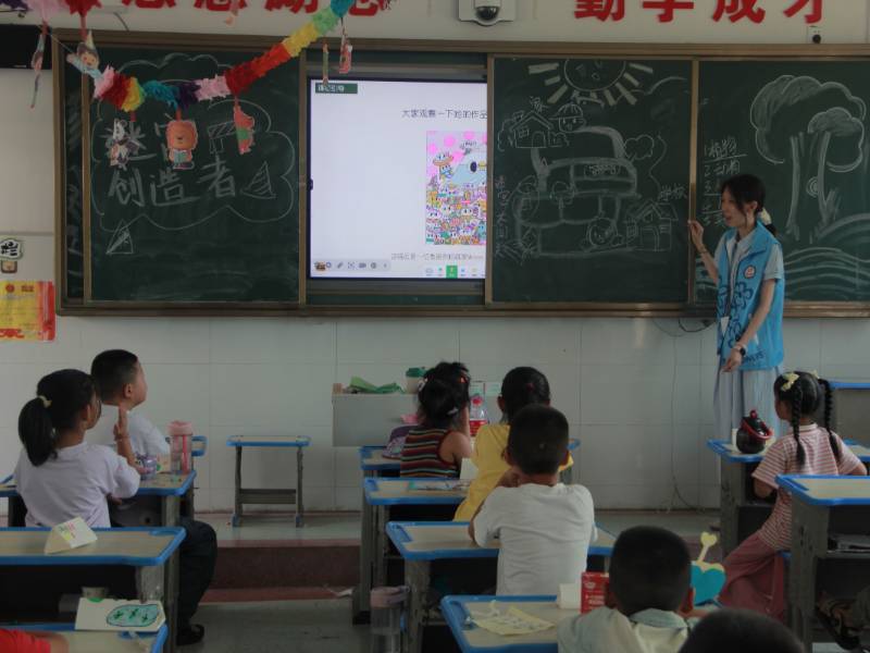 青春志愿绘童心 艺术课堂点亮儿童创造力 ——“迷宫探秘”公益绘画课走进青龙泉学校暑期少年宫