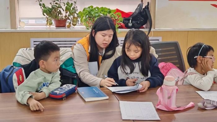 暖“候鸟”伴童行：山东大学学生唐仲英爱心社社会实践队以趣味课堂点亮冬日假期