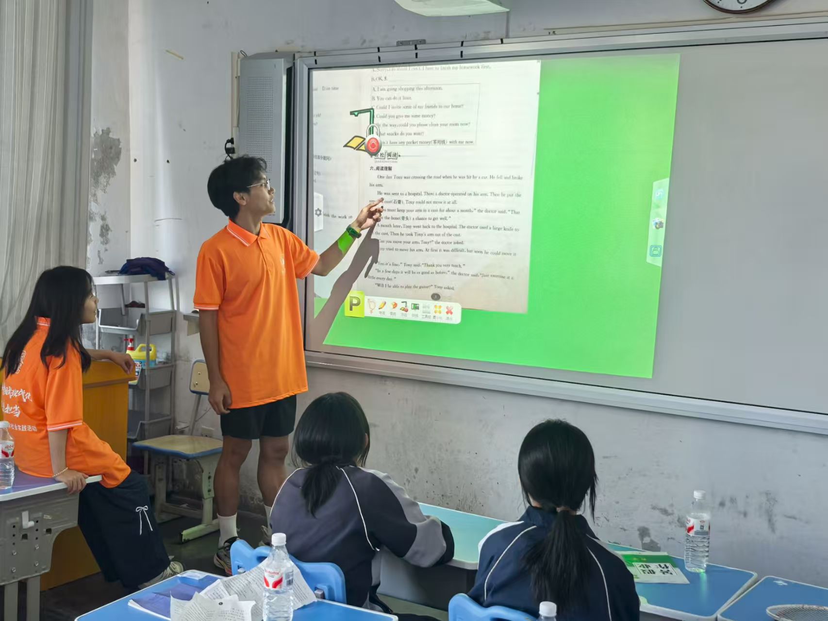 心火暖东乡 兰理工志愿者与孩子共绘心灵晴空