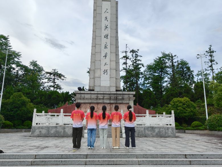 走向革命沃土，汲取奋进力量