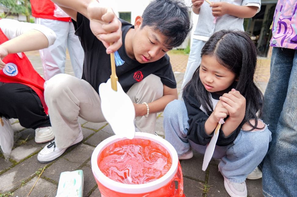 漆扇舞清风·多彩映童心｜长安红大学赴贵州毕节“到祖国需要的黔方﹒传长大薪火的书声”实践队“美·黔彩长韵”课程纪实。